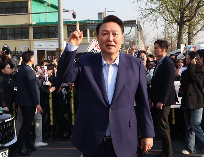 윤석열 전 대통령이 지난 11일 서울 한남동 관저를 떠나기에 앞서 정문 앞에서 지지자들과 인사를 나누고 있다. 연합뉴스