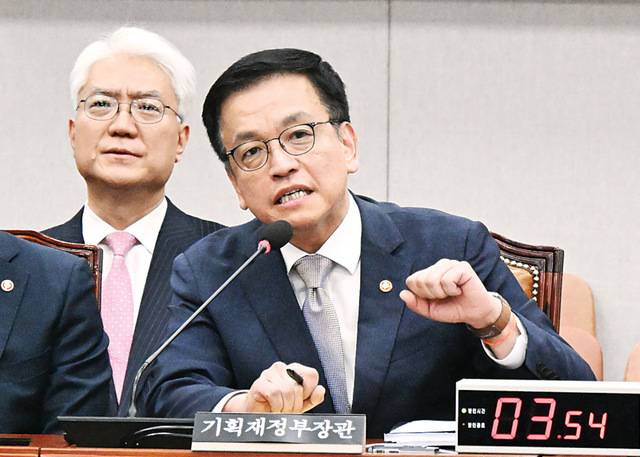 최상목 부총리 겸 기획재정부 장관이 16일 국회에서 열린 법제사법위원회의 ‘최상목 탄핵소추사건 조사’ 청문회에서 의원 질의에 답변하고 있다. 이병주 기자
