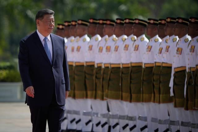 말레이시아를 국빈방문한 시진핑 중국 국가주석이 16일(현지시간) 쿠알라룸푸르 왕궁에서 열린 공식 환영식에 참석해 의장대를 사열하고 있다. EPA연합뉴스