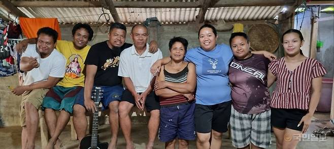 현마리사(오른쪽 세 번째) 집사가 지난해 1월, 고향인 필리핀 비콜 지역을 방문해 가족들과 만나 기념촬영을 하는 모습. 국제순복음교회 제공