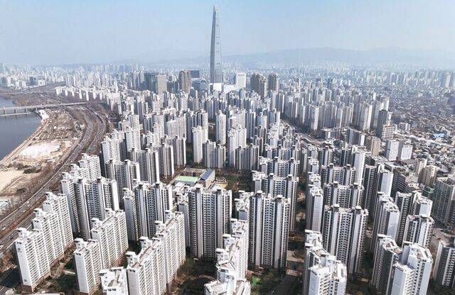 지난달 23일 서울 송파구 일대 아파트 단지 모습. 강남권 집값은 지난 2월 13일 송파구 잠실동, 강남구 삼성·대치·청담동(잠삼대청)에 대한 토지거래허가구역 해제 이후 들썩였지만 서울시가 강남 3구(강남·서초·송파)와 용산구 아파트 전체를 토허구역으로 확대 지정한 후 한풀 꺾인 분위기다. 연합뉴스