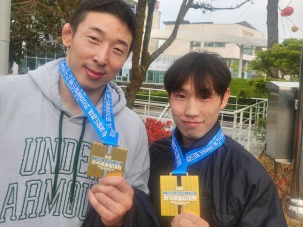 남자 일반부 자유형 92㎏급 우승자 김관욱(왼쪽)과 57㎏급 1위 윤민혁. 수원시청 제공