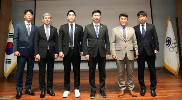대한체육회장 어드바이저로 위촉된 (왼쪽부터) 박상현 교수, 김로한 교수, 김봉주 이사장, 유승민 대한체육회장, 김도균 교수, 김남진 위원. 대한체육회 제공