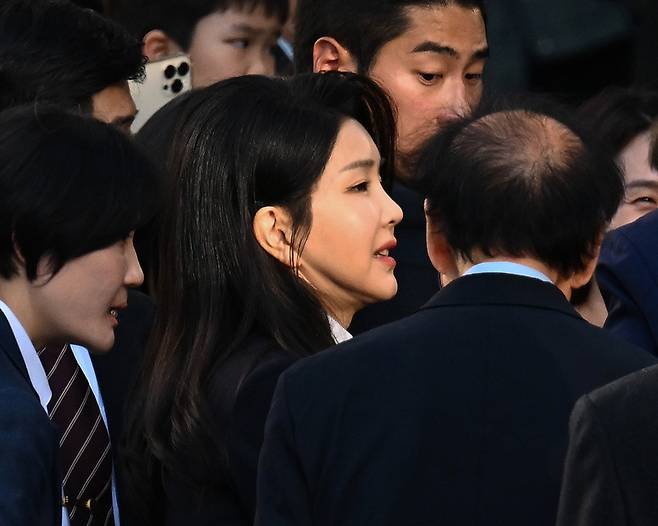 김건희 여사가 지난 11일 서울 서초구 아크로비스타 사저로 향하고 있다. / 사진=연합뉴스