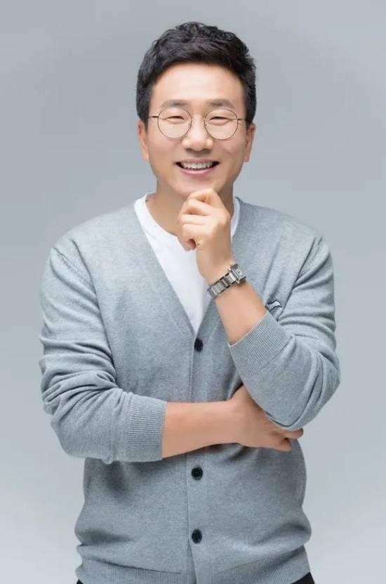 16일 수원고등법원 제2-3형사부(나)는 성폭력범죄의처벌등에관한특례법위반(친족관계에의한강제추행) 혐의로 구속된 유영재에 대한 항소심 첫 공판을 진행했다.