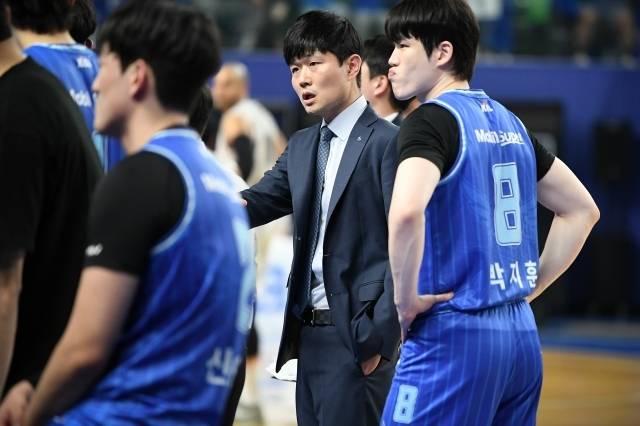 강혁 감독은 2쿼터 만에 판정 항의로 퇴장당했다. 사진=KBL 제공