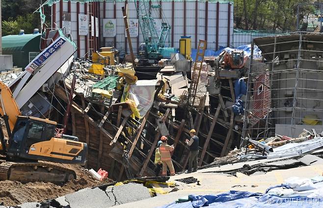 [광명=뉴시스] 김종택 기자 = 15일 경기도 광명시 신안산선 복선전철 붕괴 사고현장에서 구조대원 등 관계자들이 실종자 수색 작업을 하고 있다.   사고 발생 닷새째를 맞아 소방당국은 지하 수색을 위한 진입로 확보 작업과 붕괴 요인 제거 등 안전 조치를 진행한 뒤 구조대원 7명을 지하 공간으로 투입해 실종된 50대 근로자에 대한 수색을 재개했다. 2025.04.15. jtk@newsis.com /사진=김종택