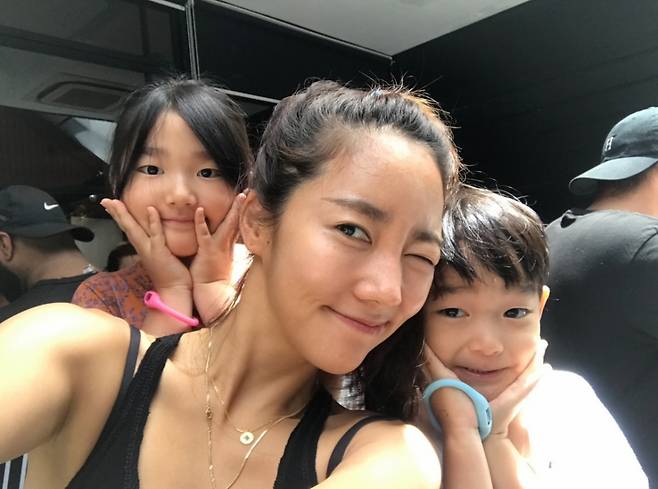 배우 이범수와 2010년 결혼한 통역사 이윤진이 딸 소을양, 아들 다을군과 함께 찍은 사진. /사진=이윤진 인스타그램 갈무리