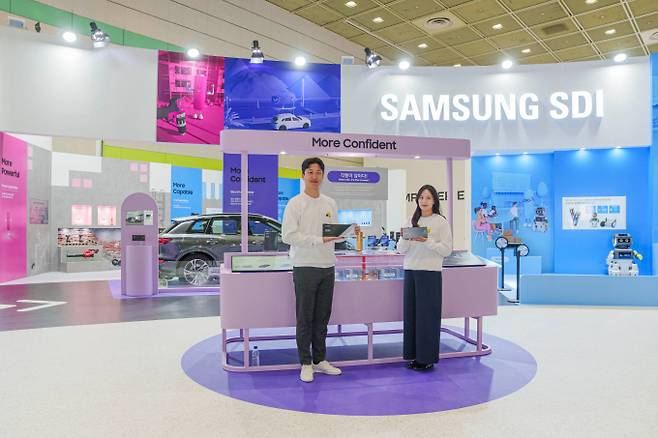 지난달 열린 '인터배터리 2025'에 마련된 삼성SDI 부스에서 모델들이 삼성SDI 각형 배터리를 소개하고 있다. /사진=삼성SDI