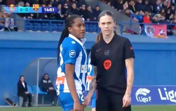 마피 레온이 부적절한 신체 접촉으로 2경기 출장 정지 징계를 받았다. 사진은 다니엘라 카라카스 사타구니를 만지는 마피 레온의 모습. /사진=SNS 캡처