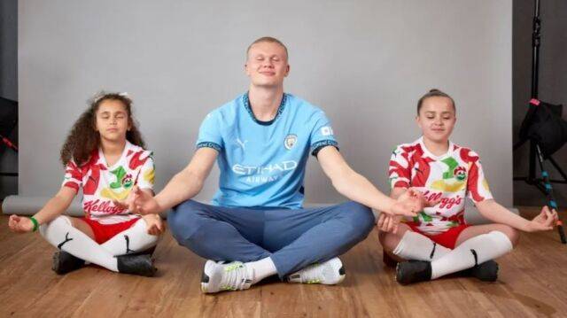 어린팬들에게 즐거움을 선사한 엘링 홀란드. 어린 팬들이 홀란드의 골 세리머니 중 하나인 명상자세를 따라하고 있다./켈로그 소셜미디어