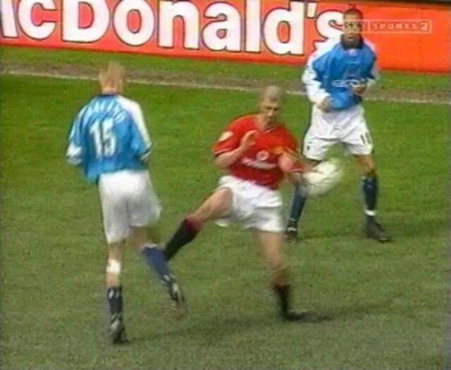 로이 킨이 알페 잉게 홀란드의 정강이를 걷어차고 있다. 보복성 태클이었다./소셜미디어