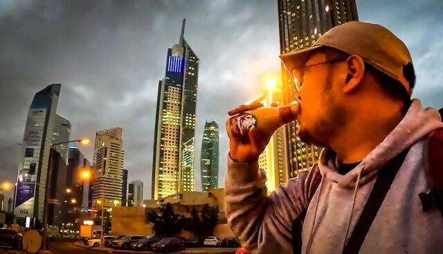 '쫑쫑걸음'(본명 이종화)이 라마단 기간 중 어두워진 밤 급하게 커피를 마시고 있다. / 쫑쫑걸음 인스타그램 캡처