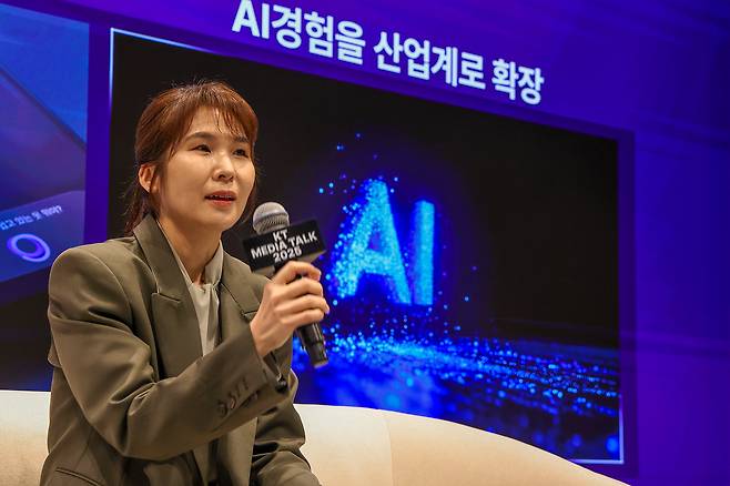 김채희 KT 미디어부문장이 16일 서울 강남구 안다즈 서울 강남 호텔에서 간담회에서 ‘KT 미디어 뉴웨이’ 전략을 소개하고 있다. [KT 제공]