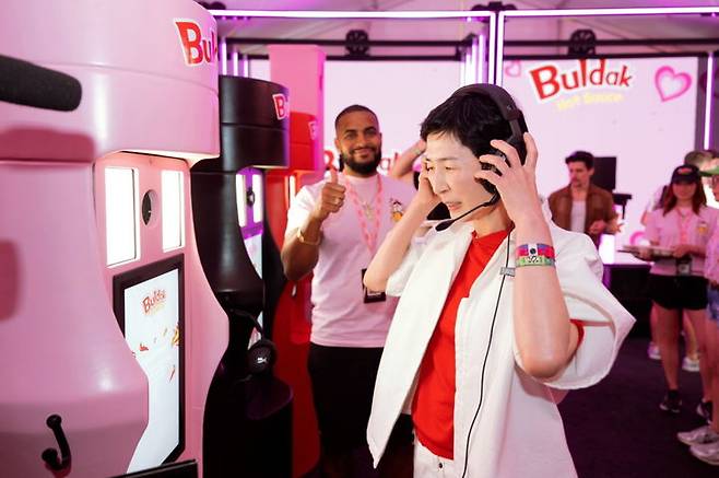 [사진=뉴시스] 김정수 부회장이 11일(현지시간) 미국 캘리포니아 인디오에서 개막한 코첼라 밸리 뮤직 앤드 아츠 페스티벌(이하 코첼라) 현장을 찾았다. (사진=삼양식품) 2025.04.16. photo@newsis.om  *재판매 및 DB 금지