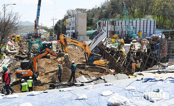 [광명=뉴시스] 김종택 기자 = 15일 경기도 광명시 신안산선 복선전철 붕괴 사고현장에서 구조대원 등 관계자들이 실종자 수색 작업을 하고 있다. 사고 발생 닷새째를 맞아 소방당국은 지하 수색을 위한 진입로 확보 작업과 붕괴 요인 제거 등 안전 조치를 진행한 뒤 구조대원 7명을 지하 공간으로 투입해 실종된 50대 근로자에 대한 수색을 재개했다. 2025.04.15. jtk@newsis.com