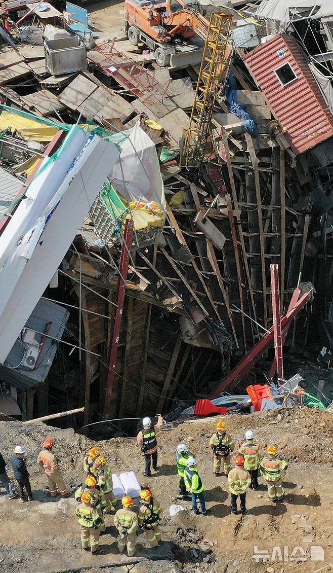 [광명=뉴시스] 김종택 기자 = 15일 경기도 광명시 신안산선 복선전철 붕괴 사고현장에서 구조대원들이 실종자 수색 작업을 하고 있다. 사고 발생 닷새째를 맞아 소방당국은 지하 수색을 위한 진입로 확보 작업과 붕괴 요인 제거 등 안전 조치를 진행한 뒤 구조대원 7명을 지하 공간으로 투입해 실종된 50대 근로자에 대한 수색을 재개했다. 2025.04.15. jtk@newsis.com
