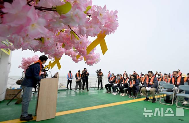 [진도=뉴시스] 김혜인 기자 = 세월호 참사 11주기인 16일 오전 전남 진도군 맹골수도에서 세월호 참사 유가족이 참석한 선상추모식이 열리고 있다. 2025.04.16. hyein0342@newsis.com