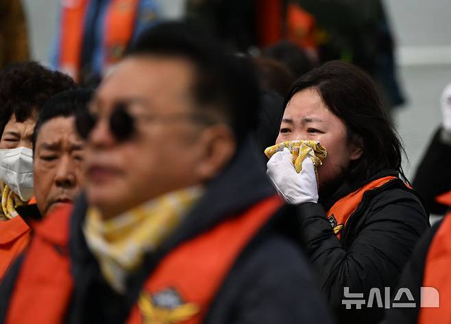 [진도=뉴시스] 김혜인 기자 = 세월호 참사 11주기인 16일 오전 전남 진도군 맹골수도에서 열린 선상추모식 중 세월호 참사 유족이 사고 해역을 바라보며 오열하고 있다. 2025.04.16. hyein0342@newsis.com