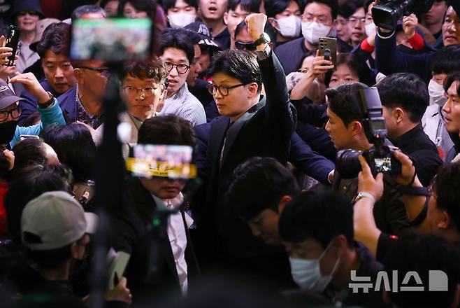 [대구=뉴시스] 이무열 기자 = 국민의힘 대선 후보 1차 경선에 진출한 한동훈 전 대표가 16일 대구 중구 대구도시철도 1호선 중앙로역에서 지지자들에게 주먹을 들어 보이고 있다. 2025.04.16.  lmy@newsis.com