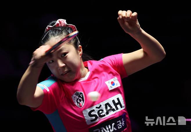 [인천=뉴시스] 전진환 기자 = 2일 인천 중구 인스파이어 아레나에서 열린 WTT(월드테이블테니스) 챔피언스 인천 2025 대회 32강 경기에서 신유빈(대한민국)이 릴리 장(미국)을 상대로 경기를 펼치고 있다. 2025.04.02. amin2@newsis.com