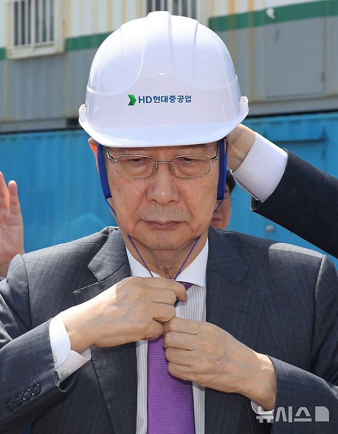 [울산=뉴시스] 최진석 기자 = 한덕수 대통령 권한대행 국무총리가 16일 HD현대중공업 울산 조선소를 방문해 안전모를 쓰고 있다. (대통령신통신사진기자단) 2025.04.16. myjs@newsis.com