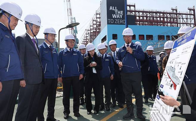 [울산=뉴시스] 최진석 기자 = 한덕수 대통령 권한대행 국무총리가 16일 HD현대중공업 울산 조선소에서 이상봉 상무의 정조대왕급 2번함 '다산정약용함' 설명을 듣고 있다. (대통령실통신사진기자단) 2025.04.16. myjs@newsis.com