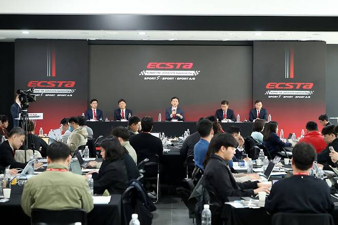 [서울=뉴시스]  금호타이어 임원진이 지난 15일 용인 AMG 스피드웨이에서 ECSTA Experience Day 행사에서 질의응답을 진행하고 있는 모습. 왼쪽부터 금호타이어 연구개발본부장 김영진 전무, 경영기획본부장 임완주 전무, 대표이사 정일택 사장, 영업총괄 임승빈 부사장, G.마케팅담당 윤민석 상무. (사진=금호타이어 제공) photo@newsis.com *재판매 및 DB 금지
