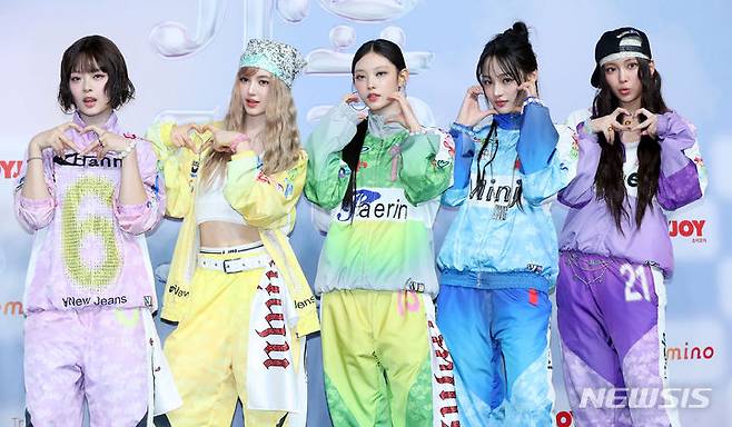 [인천=뉴시스] 김혜진 기자 = 그룹 뉴진스가 21일 오후 인천 중구 인스파이어아레나 리조트에서 열린 2024 SBS가요대전 서머 블루카펫에서 포즈를 취하고 있다. 2024.07.21. jini@newsis.com