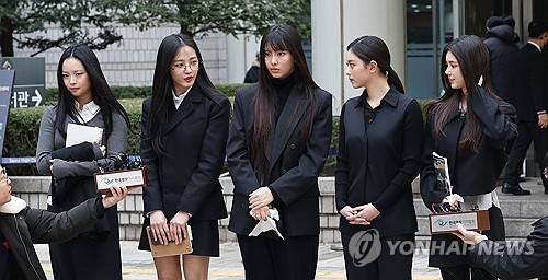 법정출석 마치고 질문에 답하는 뉴진스(NJZ) [연합뉴스 제공]