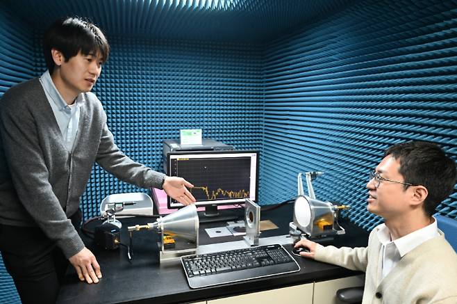 연구팀이 실험실에서 다중 대역 전자파 흡수차폐 복합소재를 측정하는 모습. 재료연 제공