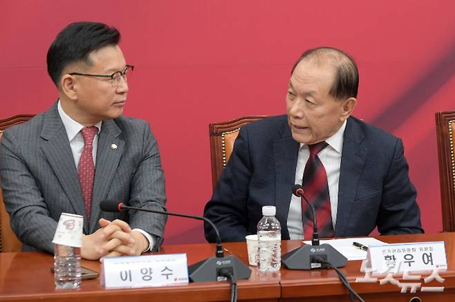 16일 서울 여의도 국회에서 열린 국민의힘 선거관리위원회의에서 황우여 위원장이 이양수 사무총장과 대화를 하고 있다. 윤창원 기자