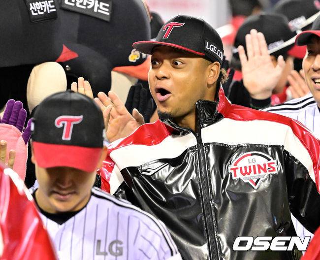 [OSEN=잠실, 민경훈 기자] 15일 서울 잠실야구장에서 2025 신한 SOL Bank KBO리그 LG 트윈스와 삼성 라이온즈의 경기가 열렸다.이 경기에서 LG가 삼성에 3-0으로 승리했다. 역대 4번째 팀 노히트를 달성했다.&nbsp;경기를 마치고 LG 승리투수 에르난데스가 기뻐하고 있다. 2025.04.15 / rumi@osen.co.kr