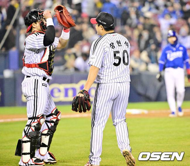 [OSEN=잠실, 민경훈 기자] 15일 서울 잠실야구장에서 2025 신한 SOL Bank KBO리그 LG 트윈스와 삼성 라이온즈의 경기가 열렸다.이 경기에서 LG가 삼성에 3-0으로 승리했다. 역대 4번째 팀 노히트를 달성했다.&nbsp;경기를 마치고 LG 박동원과 장현식이 기뻐하고 있다. 2025.04.15 / rumi@osen.co.kr