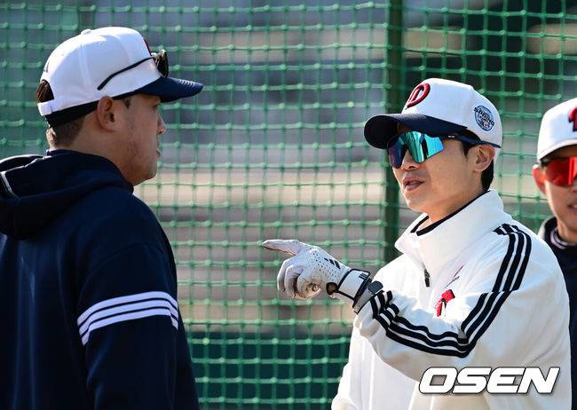 [OSEN=미야자키(일본), 지형준 기자]&nbsp;20일 일본 미야자키 히나타 히무카 스타디움에서 두산 베어스 2차 스프링캠프 2일차 훈련이 진행됐다.&nbsp;지난 18일 2차 스프링캠프지인 일본 미야자키로 출국한 두산은&nbsp;'구춘 대회'&nbsp;포함&nbsp;7차례 연습경기를 치를 예정이다.두산 김동한 코치가 양석환과 이야기를 나누고 있다. 2025.02.20 /jpnews@osen.co.kr