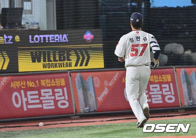 [OSEN=부산, 이석우 기자] 15일 부산 사직야구장에서 2025 신한 SOL 뱅크 KBO 리그 롯데 자이언츠와 키움 히어로즈의 경기가 열렸다. 홈팀 롯데는 나균안, 방문팀 키움은 로젠버그가 선발 출전했다.롯데 자이언츠 정현수가 5회초 1사 1루 키움 히어로즈 최주환 타석때 1루주자 카디네스의 도루를 저지하다 송구 실책으로 빠진 공을 잡으러 가고 있다. 2025.04.15 / foto0307@osen.co.kr