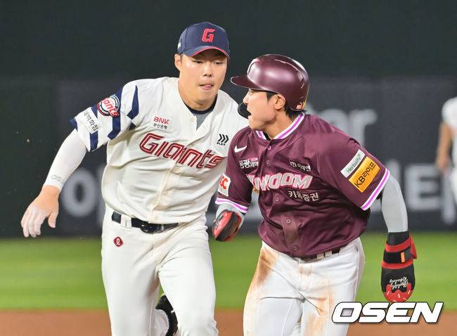 [OSEN=부산, 이석우 기자] 15일 부산 사직야구장에서 2025 신한 SOL 뱅크 KBO 리그 롯데 자이언츠와 키움 히어로즈의 경기가 열렸다. 홈팀 롯데는 나균안, 방문팀 키움은 로젠버그가 선발 출전했다.키움 히어로즈 김태진이 6회초 무사 1루 송성문의 1루 앞 땅볼때 병살 당하고 있다. 2025.04.15 / foto0307@osen.co.kr