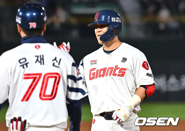 [OSEN=부산, 이석우 기자] 16일 부산 사직야구장에서 2025 신한 SOL 뱅크 KBO 리그 롯데 자이언츠와 키움 히어로즈의 경기가 열렸다. 홈팀 롯데는 반즈, 방문팀 키움은 하영민이 선발 출전했다.롯데 자이언츠 김민성이 4회말 무사 만루 좌익수 앞 1타점 안타를 치고 세리머니를 하고 있다. 2025.04.16 / foto0307@osen.co.kr