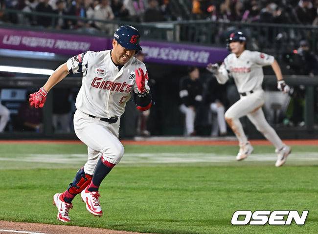 [OSEN=부산, 이석우 기자] 16일 부산 사직야구장에서 2025 신한 SOL 뱅크 KBO 리그 롯데 자이언츠와 키움 히어로즈의 경기가 열렸다. 홈팀 롯데는 반즈, 방문팀 키움은 하영민이 선발 출전했다.롯데 자이언츠 전준우가 5회말 1사 3루 유격수 왼쪽 내야 안타를 치고 1루로 진루하고 있다. 2025.04.16 / foto0307@osen.co.kr