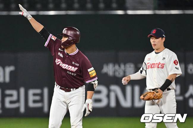 [OSEN=부산, 이석우 기자] 16일 부산 사직야구장에서 2025 신한 SOL 뱅크 KBO 리그 롯데 자이언츠와 키움 히어로즈의 경기가 열렸다. 홈팀 롯데는 반즈, 방문팀 키움은 하영민이 선발 출전했다.키움 히어로즈 김건희가 7회초 2사 1루 중견수 뒤 1타점 2루타를 치고 세리머니를 하고 있다. 2025.04.16 / foto0307@osen.co.kr