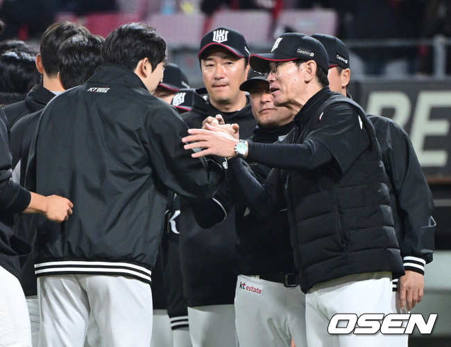 [OSEN=광주, 최규한 기자] KT 위즈가 KIA 타이거즈를 상대로 설욕에 성공했다. KT는 16일 광주-기아 챔피언스필드에서 열린 2025 신한은행 SOL bank KBO리그 KIA 타이거즈와의 경기에서 3-0으로 승리했다. 선발 오원석이 1피안타 무실점으로 호투했고 불펜도 득점을 허락하지 않았다. 강백호의 선제 솔로포와 배정대의 1타점 2루타가 터졌다. 전날 0-1 패배를 고스란히 돌려주며 시즌 10승(8패1무)을 따냈다.경기를 마치고 승리투수 KT 오원석과 이강철 감독이 인사를 나누고 있다. 2025.04.16 / dreamer@osen.co.kr
