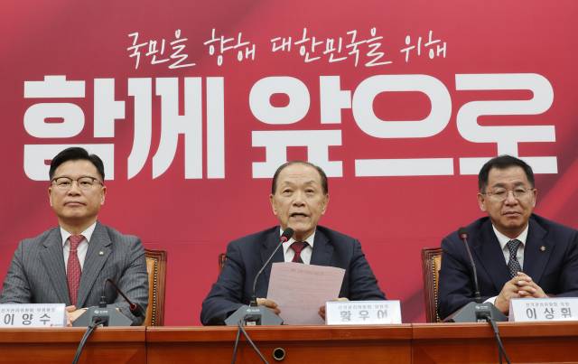 ▲16일 서울 여의도 국회에서 황우여 선관위원장이 국민의힘 대통령 후보자 1차 경선 진출자를 발표하고 있다. ⓒ연합뉴스