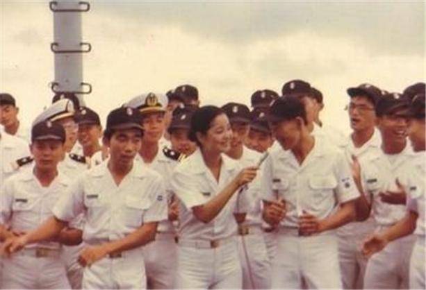 ▲<님은 전방에> 프로그램에서 군인들과 함께 노래하는 덩리쥔(출처: TTV Official Channel, <君在前哨> 영상 캡처 https://www.youtube.com/watch?v=Ok8YzXQy56I&t=1s)