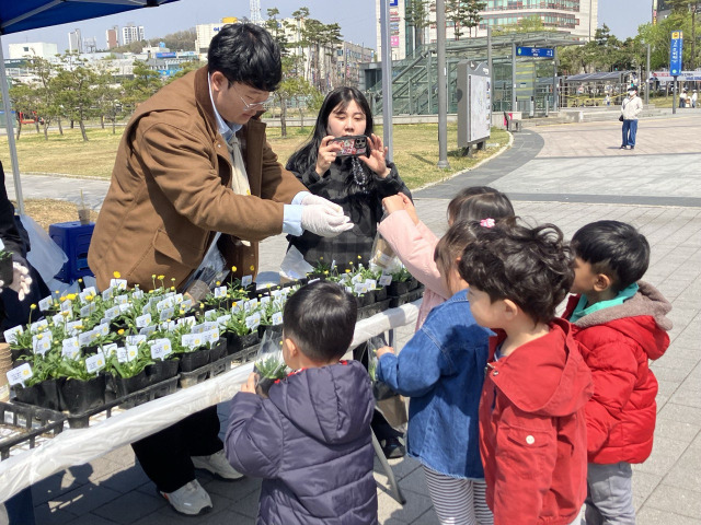 ▲4월16일 경기도 안산 단원구 선부동 선부광장에서 416기억마을모임 구성원들이 '우리 마을에 노란 꽃이 피었습니다' 꽃 나눔 행사를 하고있는 모습. ⓒ프레시안(손가영)