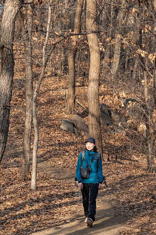 천안과 아산에 걸쳐 조성된 용곡공원을 걷고 있는 박송이씨.