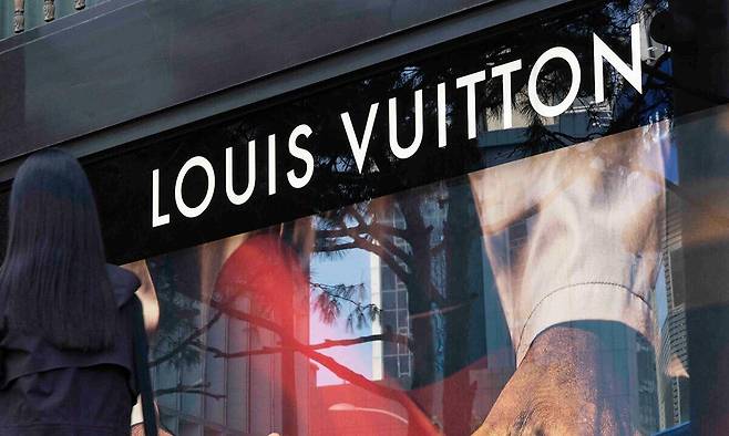 서울 시내의 한 백화점 루이비통 매장 앞으로 시민이 지나가고 있다. 뉴시스