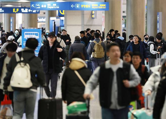 해외로 떠나는 인파로 붐비는 인천공항 출국장. 최근 원·엔 환율이 1000원을 돌파했음에도 일본 등 해외여행 수요는 오히려 증가하는 추세다. 연합뉴스