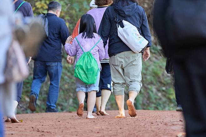 충남 아산시에서 마련한 맨발 황톳길 걷기 행사 참여 시민들. 아산시 제공
