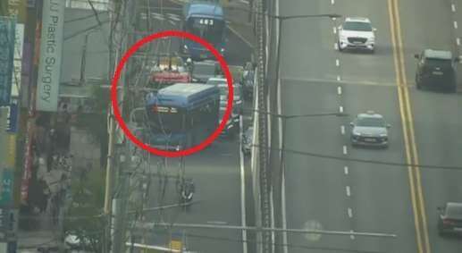 16일 오후 서울 강남구 신사동 압구정역 4번 출구 앞에서 싱크홀 의심 신고가 접수됐다. 서울시 교통정보 시스템(TOPIS) 캡처