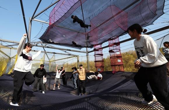 서울 노원구 불암산 더불어숲 체험장에서 청소년들이 네트플레이를 하고 있다. 노원구 제공